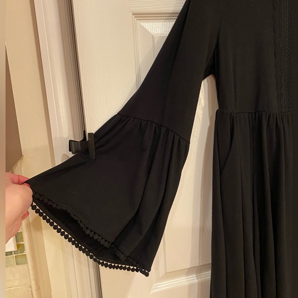 Bell sleeved black dress - Picture 2 of 5